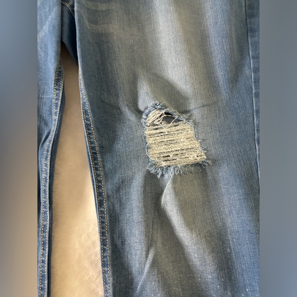 Old Navy Women’s Distressed Boyfriend Straight Jeans 18 Regular NWOT - Picture 4 of 7
